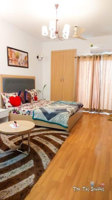 Top Luxury & Couple Friendly Stay Gp By Taj Suites & Studios #New Year Party & Stay Нойда Экстерьер фото