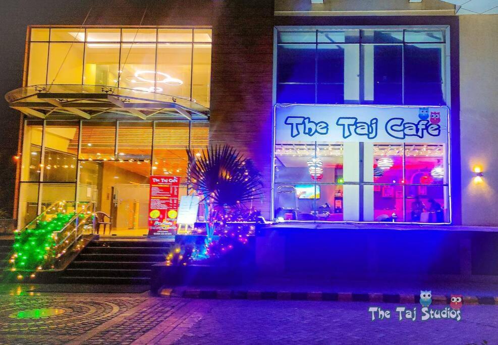 Top Luxury & Couple Friendly Stay Gp By Taj Suites & Studios #New Year Party & Stay Нойда Экстерьер фото