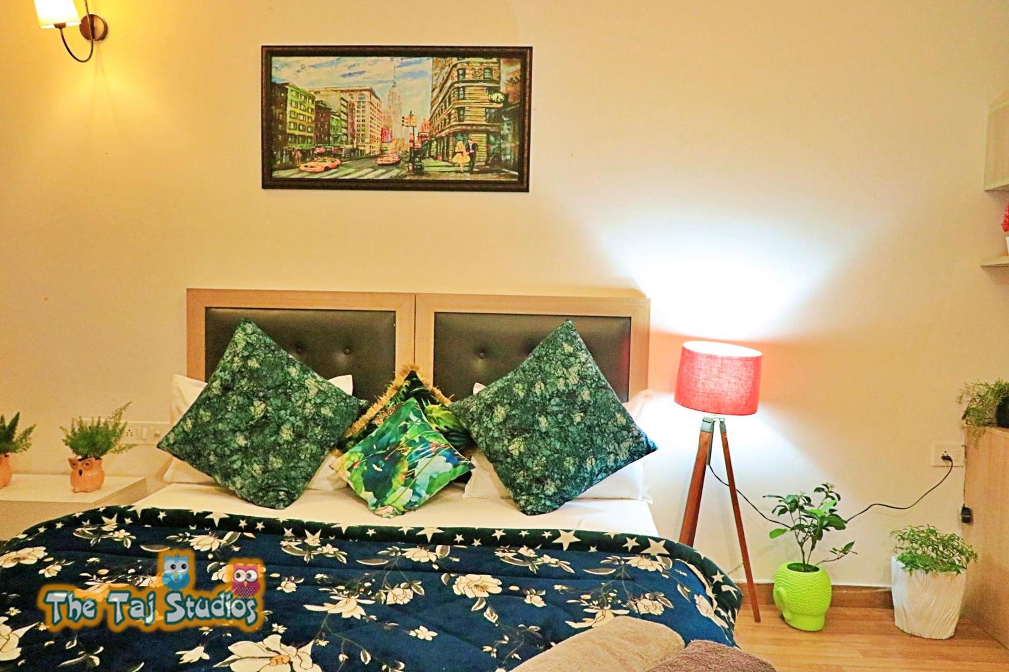 Top Luxury & Couple Friendly Stay Gp By Taj Suites & Studios #New Year Party & Stay Нойда Экстерьер фото